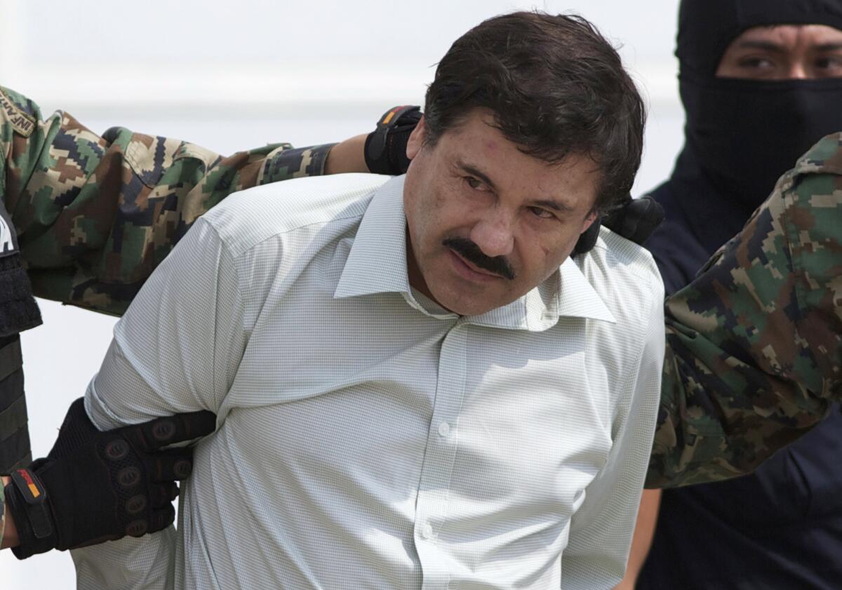 En esta imagen de archivo del 22 de febrero de 2014, Joaquín "El Chapo" Guzmán, jefe del cartel de Sinaloa, en México, es escoltado a un helicóptero en ciudad de México tras su captura en el destino turístico de Mazatlán. En un comunicado el sábado 11 de julio de 2015 por la noche, la comisión de seguridad mexicana informó de que Guzmán había escapado de una cárcel de máxima seguridad, en su segunda fuga desde su captura. (AP Foto/Eduardo Verdugo, Archivo)