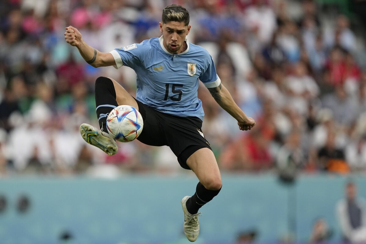 El volante uruguayo Federico Valverde domina el balón durante el partido contra Corea del Sur 
