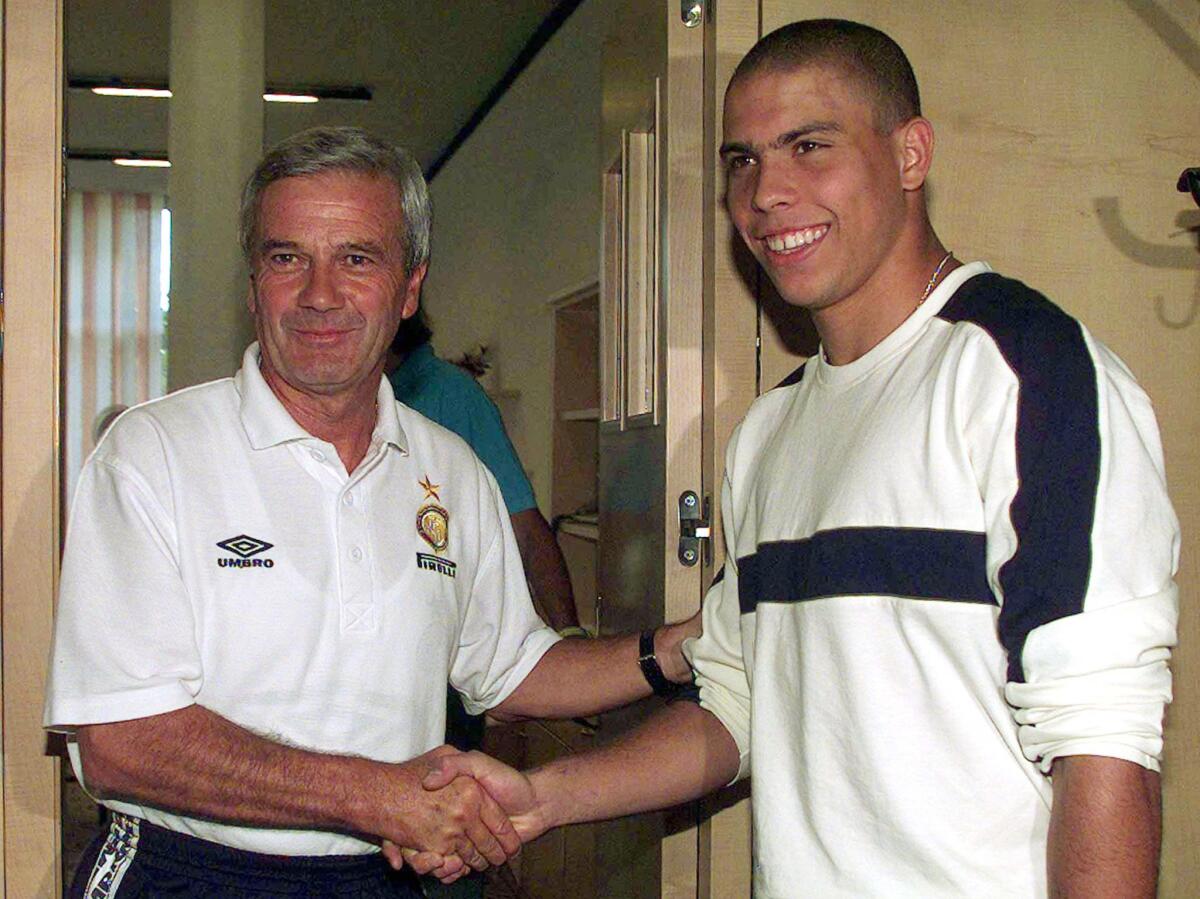 En imagen de archivo del 26 de julio de 1997, el técnico del Inter, Luigi Simoni, recibe al astro brasileño Ronaldo, en el centro deportivo Pinetina en Appiano Gentile, cerca de Como, en el norte de Italia.