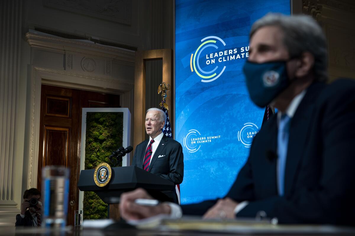   乔·拜登于 2021 年 4 月 22 日在白宫举行的虚拟领导人气候峰会上发表讲话。