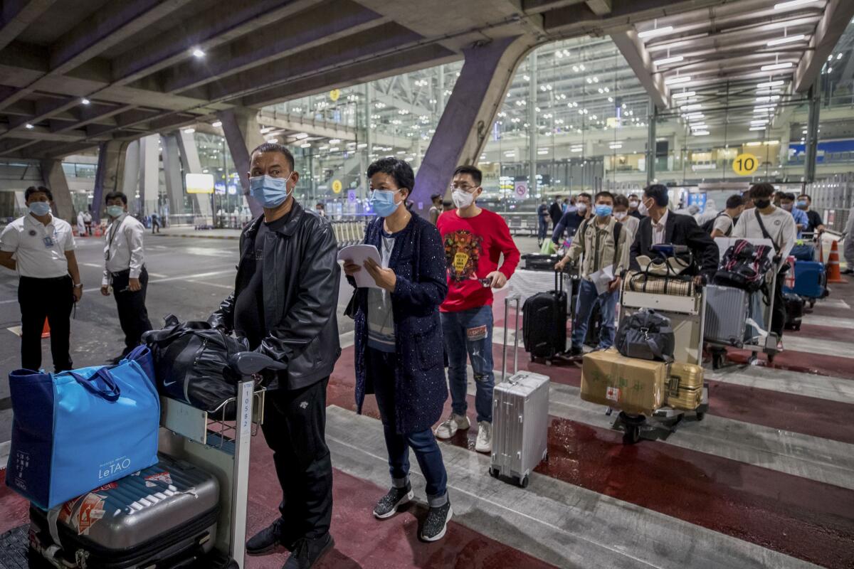 Turistas chinos procedentes de Shanghái llegan al aeropuerto Suvarnabhumi 