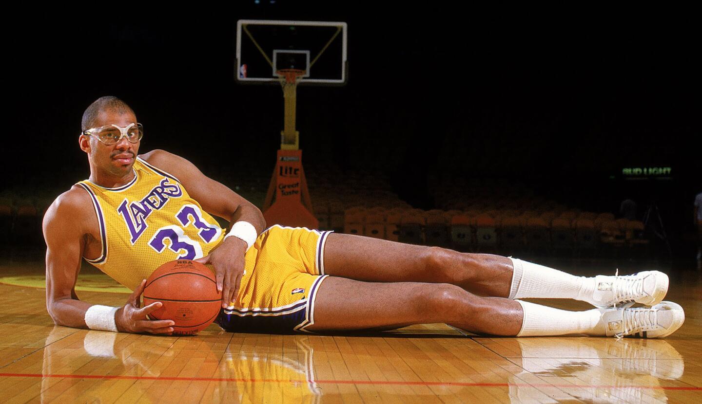 Leyenda de los Lakers de Los Ángeles fue seis veces campeón en la NBA y seis veces 'Jugador Más Valioso'; es considerado el mejor jugador de la historia de básquetbol.