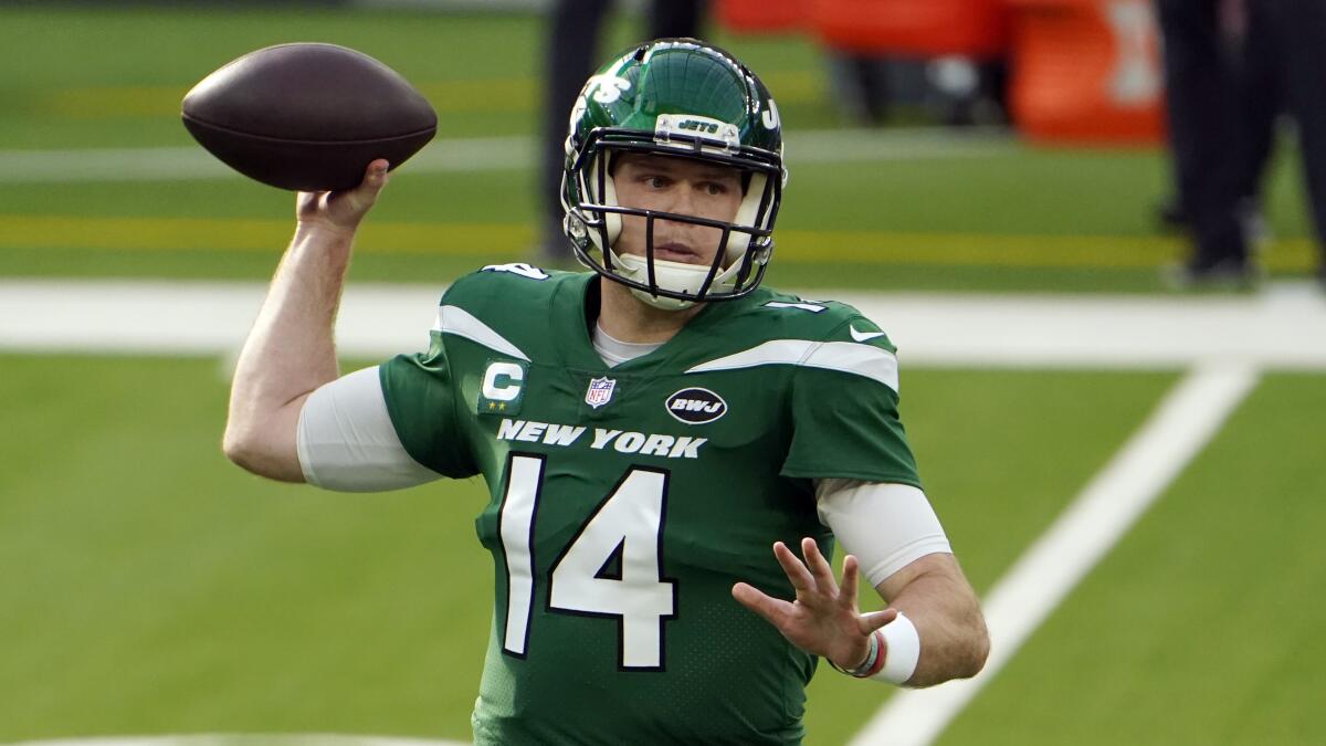 New York Jets quarterback Sam Darnold throws against the Los Angeles Rams.