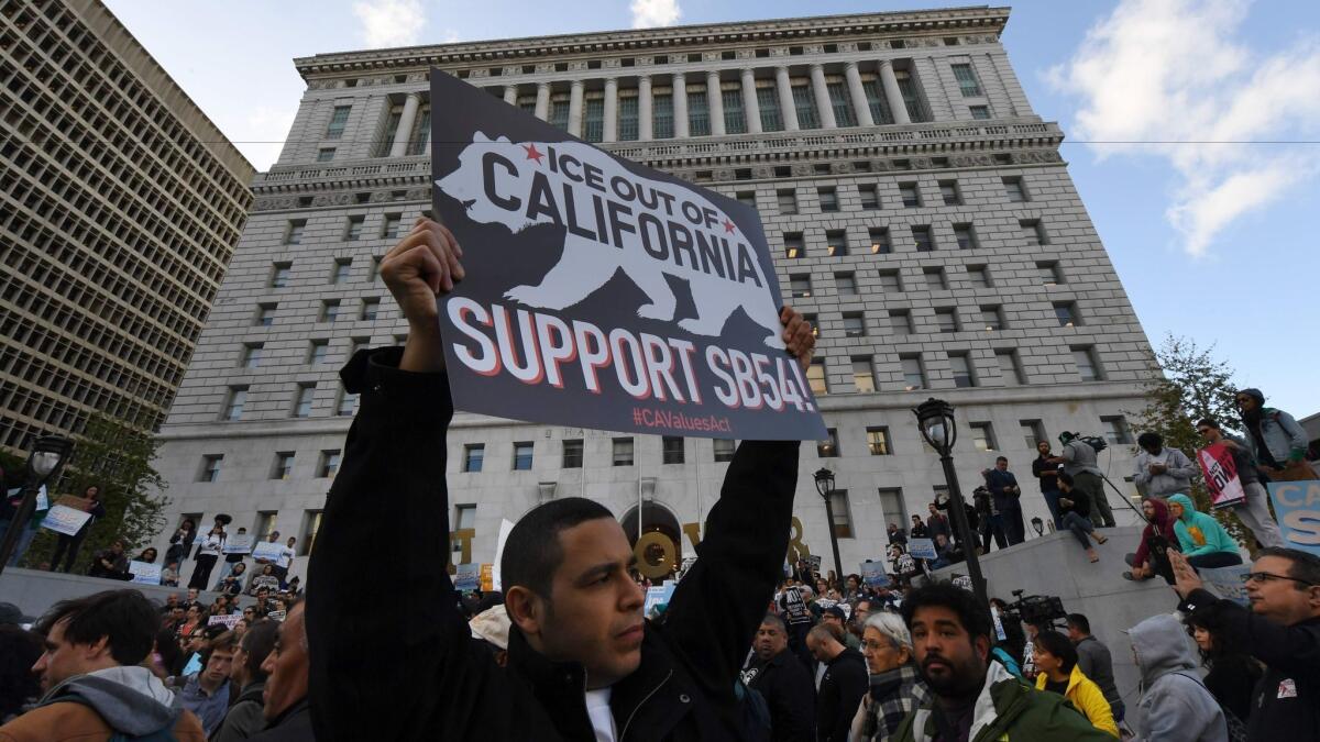 Manifestantes en el Palacio de Justicia del centro de L.A., en una marcha realizada el mes pasado contra el uso de recursos de la policía estatal para temas federales de inmigración y deportación (Mark Ralston / AFP/Getty Images).
