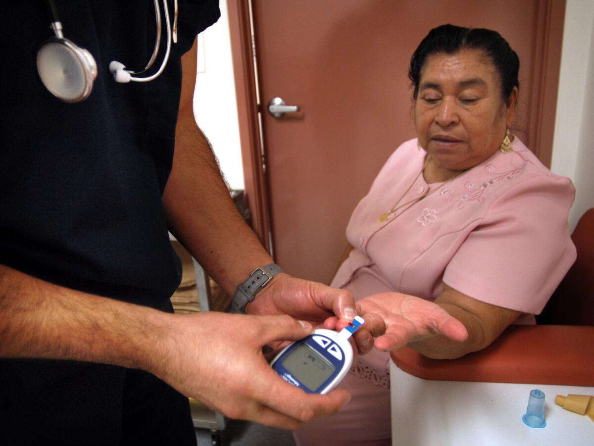 Ángela Benítez se sometió a la medición de glucosa en el Sur de California, región en la que opera Health Net.