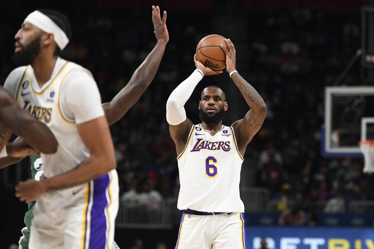 El alero de los Lakers de Los Ángeles LeBron James busca para pasar el balón