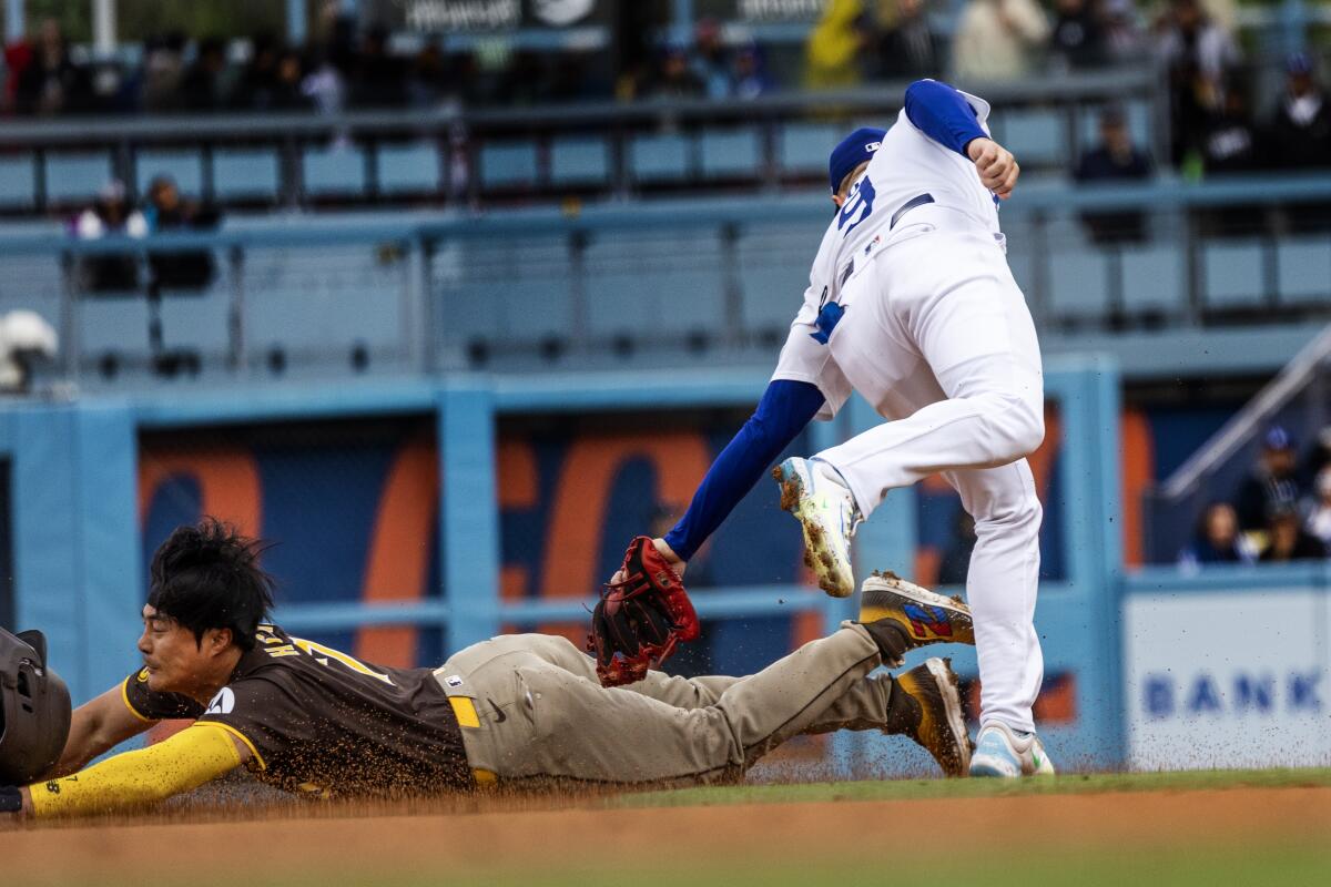 Dodgers'ın ikinci kalecisi Gavin Lux, çalıntı üs girişiminde San Diego'dan Ha-Seong Kim'i etiketliyor.