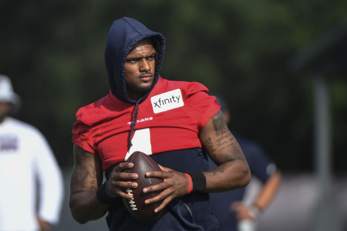 ARCHIVO - Deshaun Watson, quarterback de los Texans de Houston, entrena el lunes 2 de agosto de 2021.