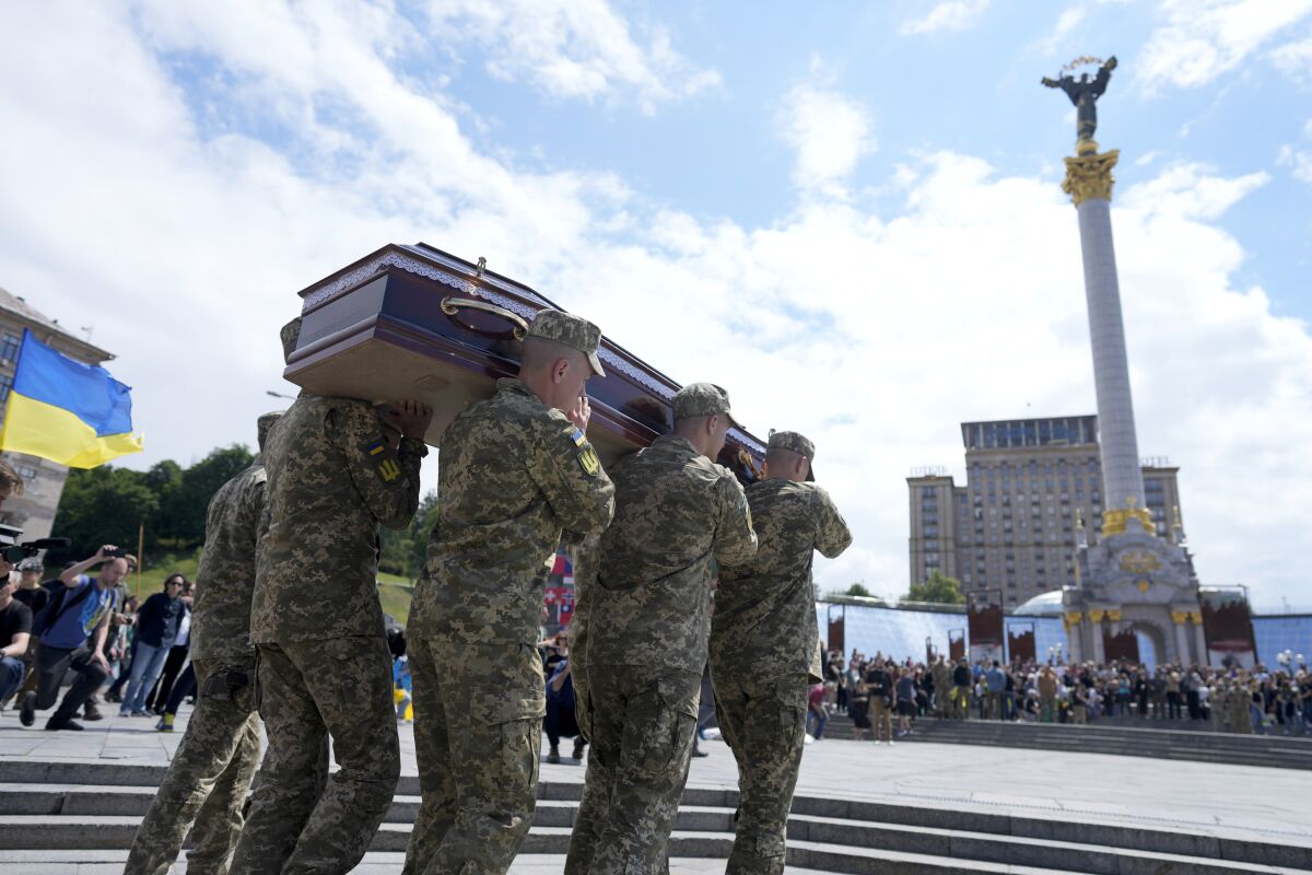 Soldiers carry the coffin of activist and soldier Roman Ratushnyi.