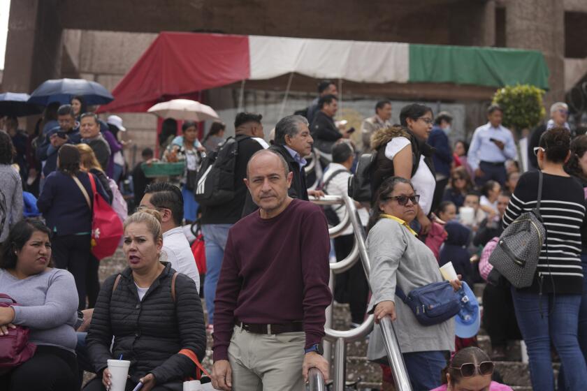 Trabajadores sindicalizados de tribunales federales se reúnen afuera de un tribunal federal mientras hacen huelga por reformas que harían que todos los jueces se presenten a elecciones en la Ciudad de México, el lunes 19 de agosto de 2024. (AP Foto/Fernando Llano)