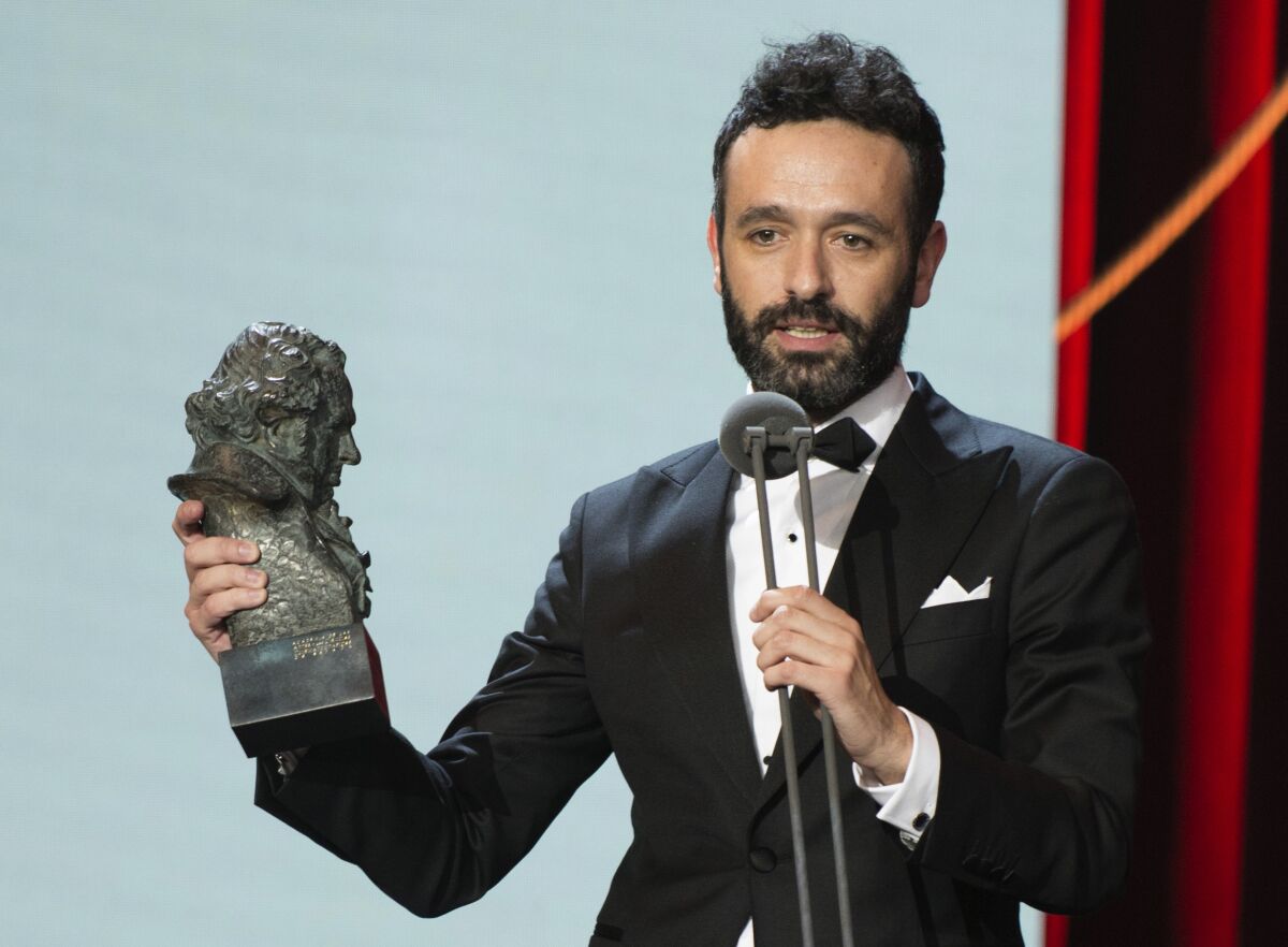 ARCHIVO - El director español de cine Rodrigo Sorogoyen celebra su Goya a mejor director 