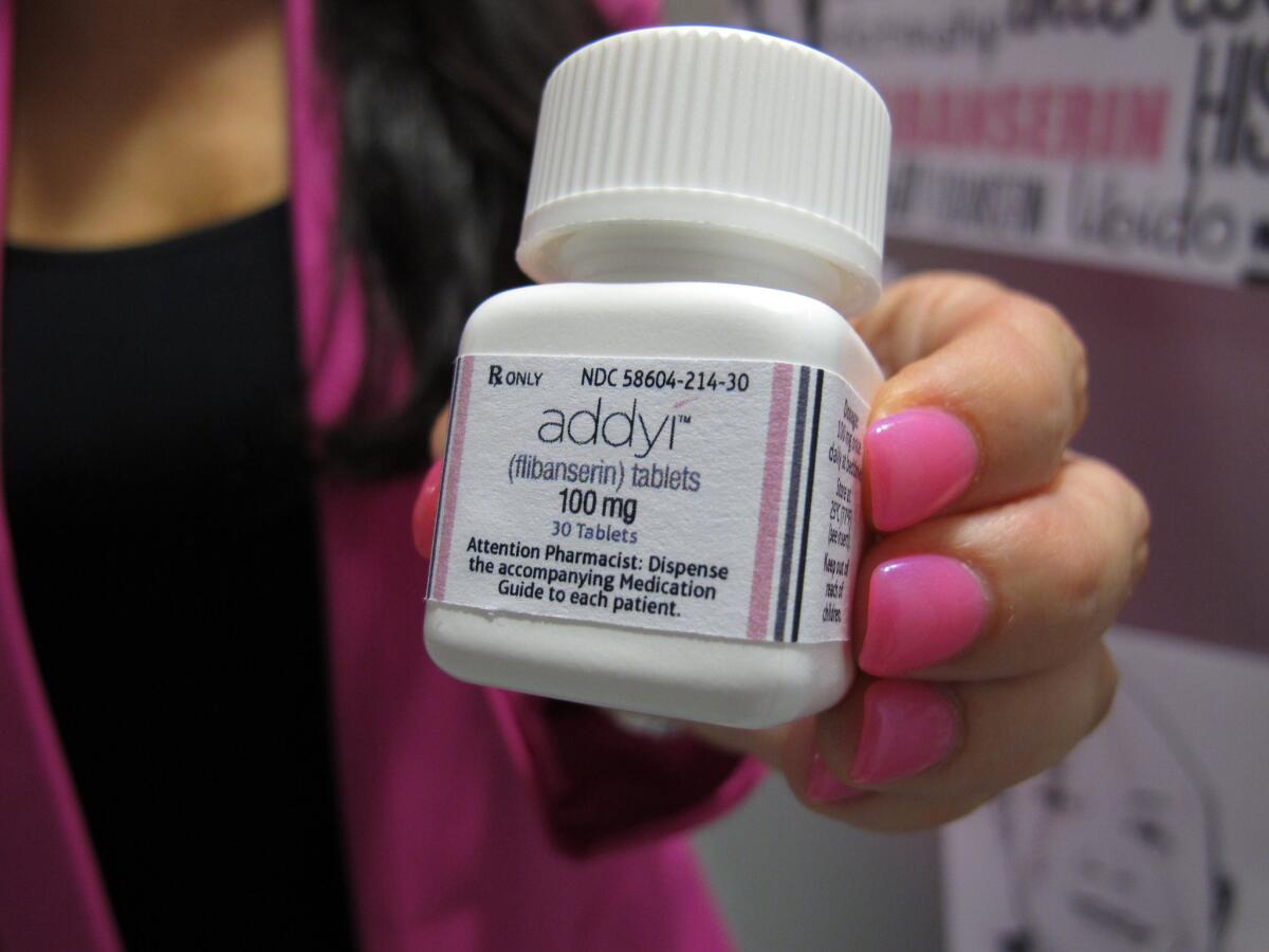 La directora general de Sprout Pharmaceuticals, Cindy Whitehead, sostiene un frasco del medicamento para aumentar la libido femenina Addyi en su oficina de Raleigh, North Carolina. La mayoría de las mujeres con bajo deseo sexual no correrán a comprar el primer medicamento para aumentar la libido femenina cuando esté disponible, pero podrían tener más opciones en un futuro.