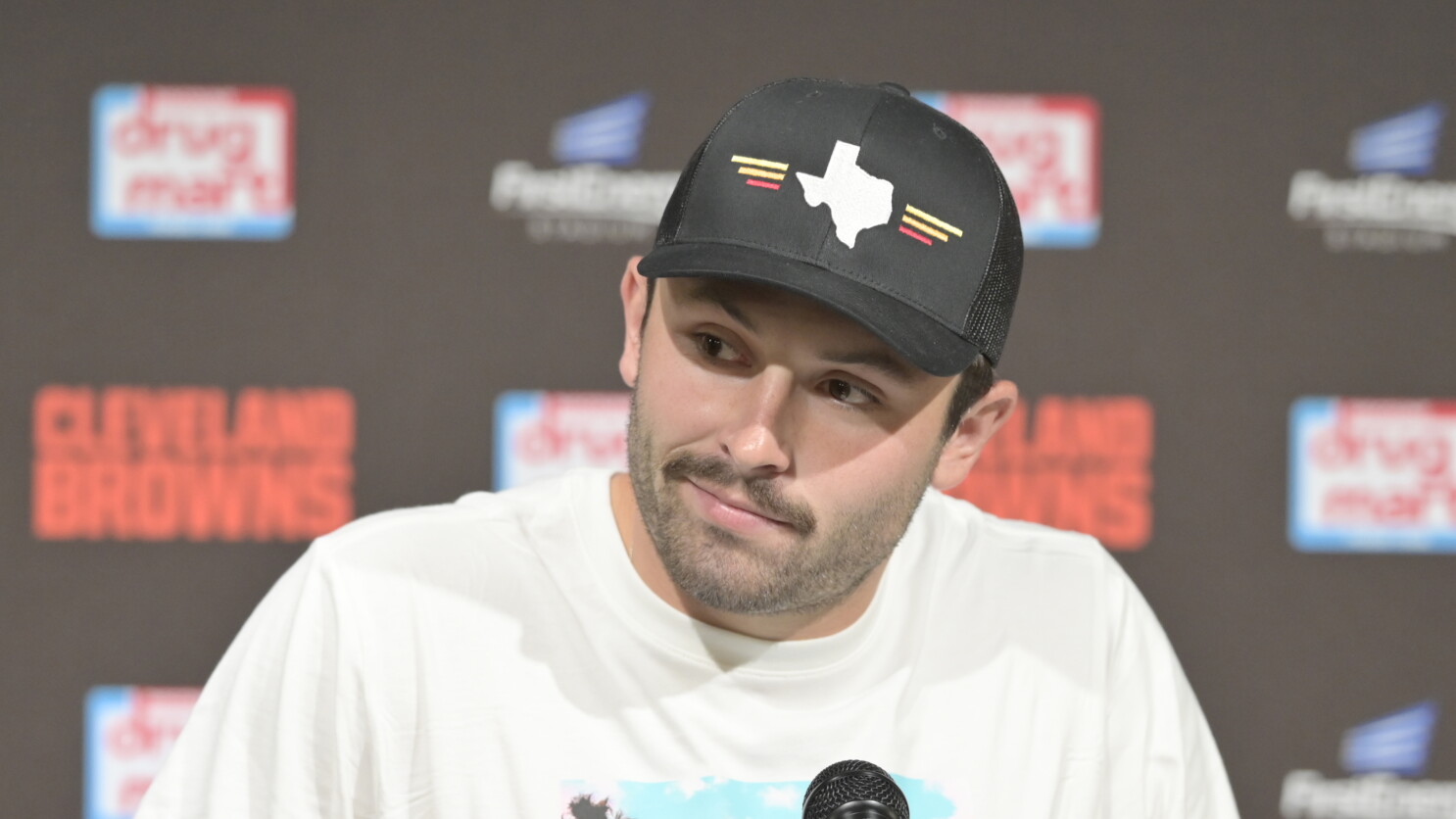Baker Mayfield Says He S Cleared The Air With Daniel Jones Los Angeles Times