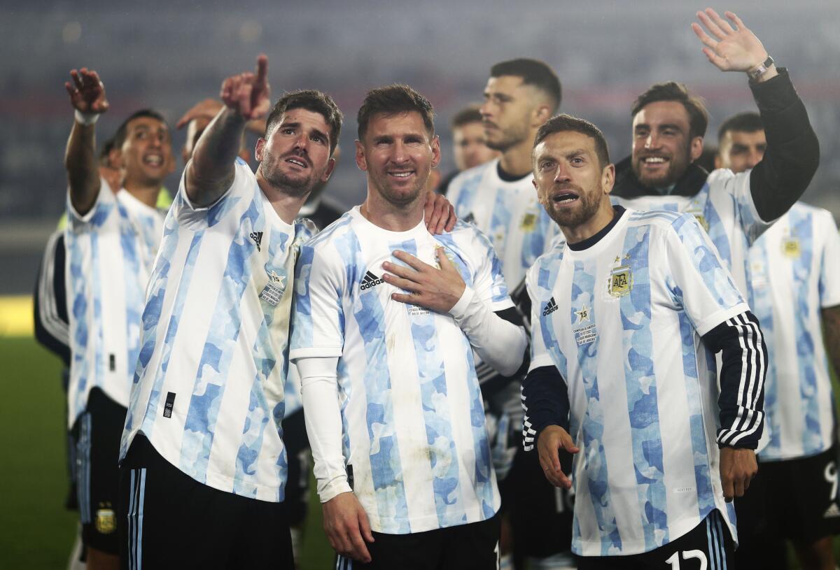 Los jugadores de la selección de Argentina festejan al final de su partido ante  