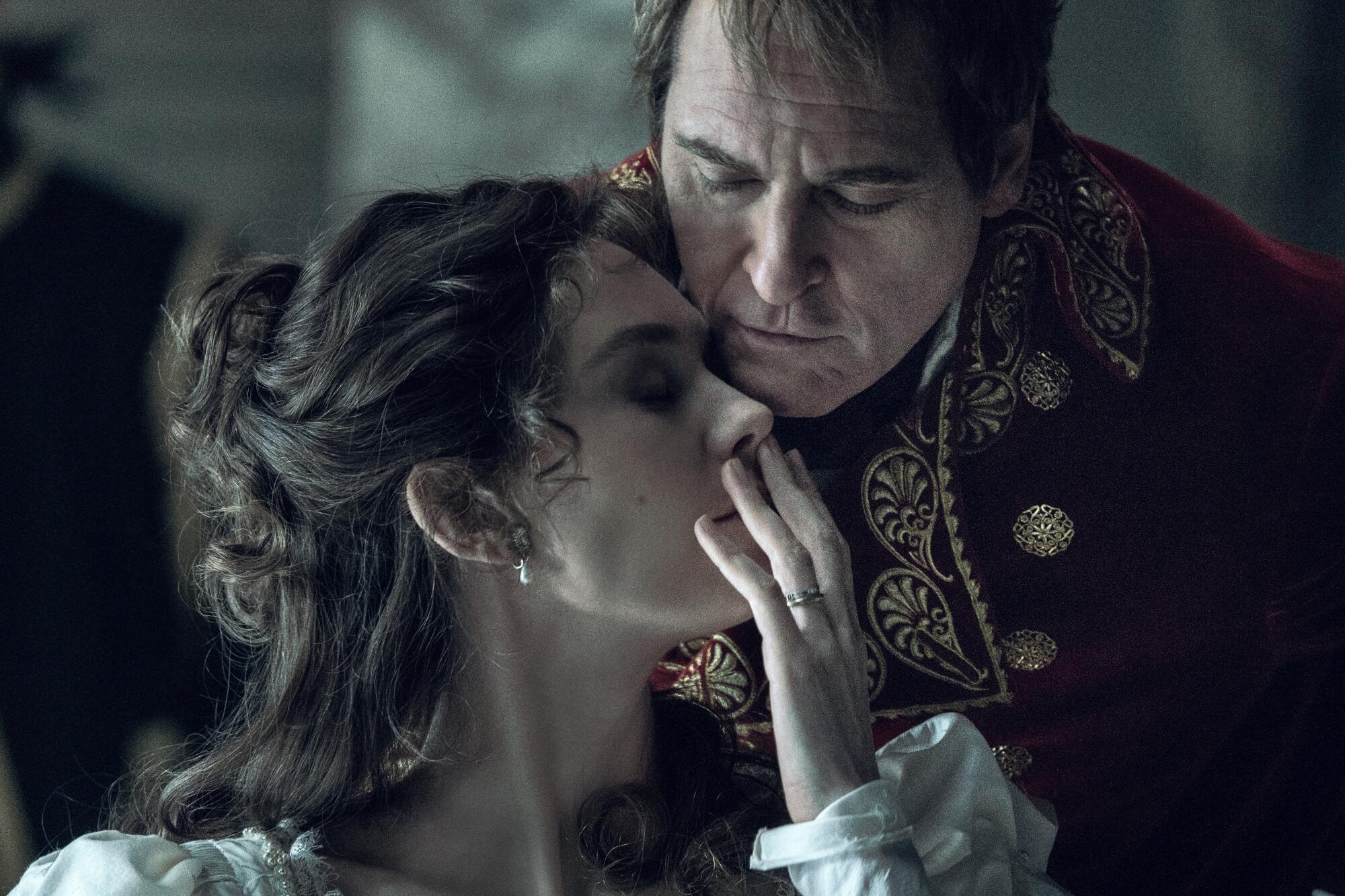 Vanessa Kirby y Joaquin Phoenix en una escena de "Napoleon".