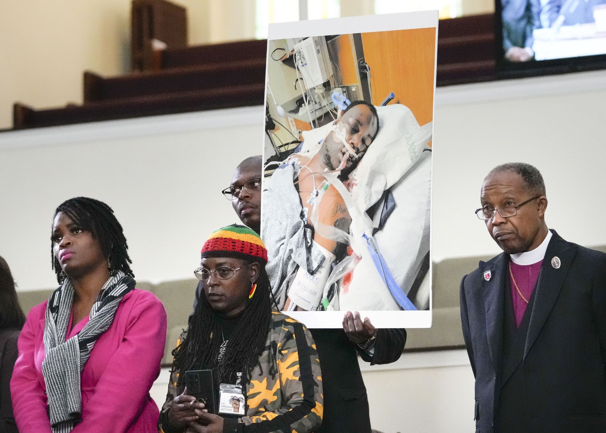 Familienmitglieder und Unterstützer halten am Montag bei einer Pressekonferenz in Memphis ein Foto von Tire Nichols hoch.