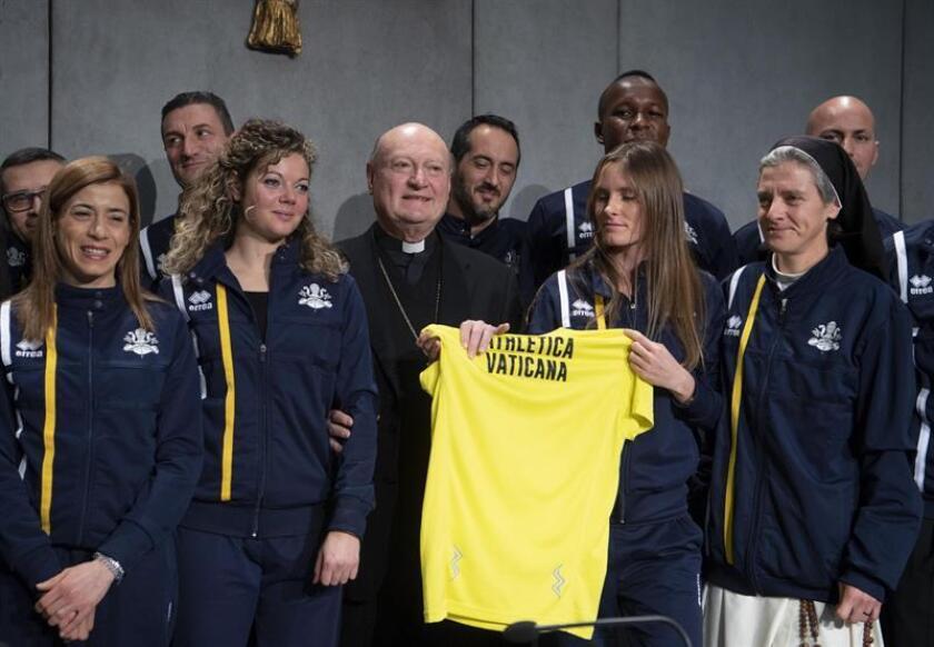 El presidente del Consejo Pontificio de la Cultura, el cardenal Gianfranco Ravasi (c), posa junto a varios integrantes del equipo de atletismo del Vaticano, en el Vaticano, hoy. EFE