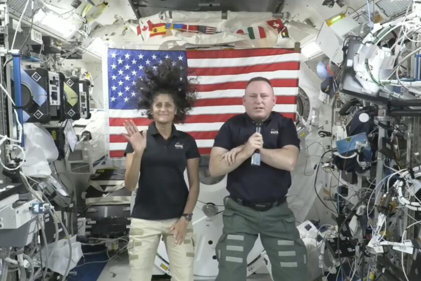 En esta foto de video entregado por la NASA, los astronautas Suni Williams (izq) participan en una conferencia de prensa desde la Estación Espacial Internacional, el 10 de julio del 2024. (NASA via AP)