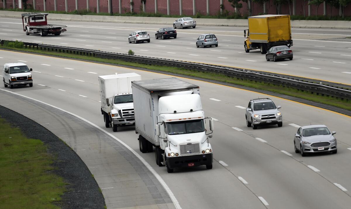 El gobierno del presidente Barack Obama propuso estrictos estándares el viernes para mejorar la eficiencia de uso de combustible y reducir las emisiones de dióxido de carbono de camiones y camionetas, en el esfuerzo más reciente del presidente para responder al calentamiento global.