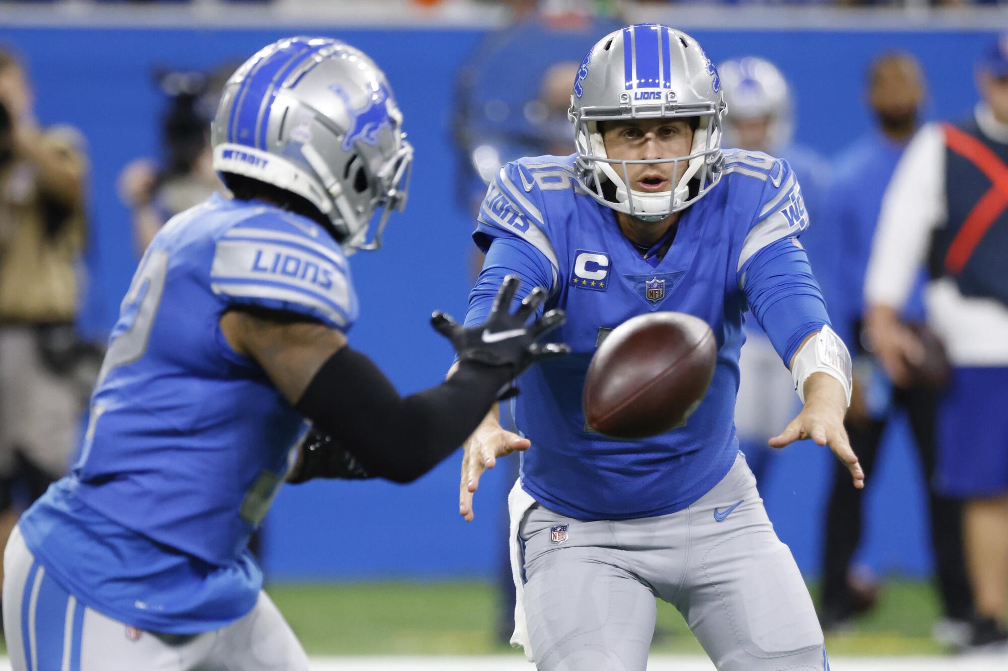 Detroit Lions quarterback Jared Goff pitches to running back D'Andre Swift.