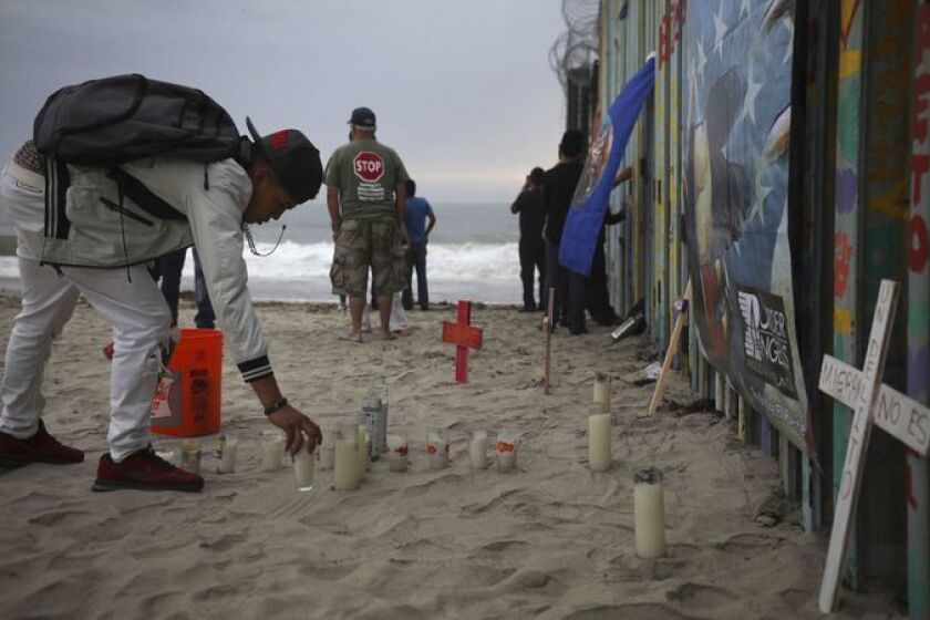 El sábado se colocaron velas en el lado de Tijuana de la valla fronteriza entre México y Estados Unidos en memoria de los migrantes que han muerto durante su viaje hacia Estados Unidos (Emilio Espejel / Associated Press)