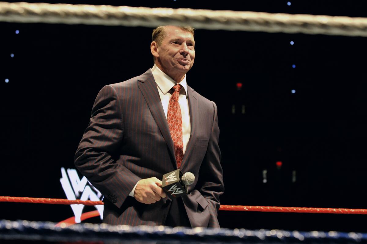 ARCHIVO - Vince McMahon, director general de la WWE, habla con el público 