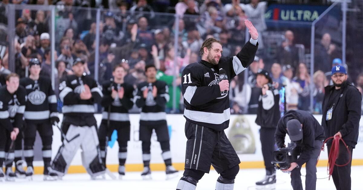 Anze Kopitar célébré après que les Kings ont battu les Oilers en séries éliminatoires
