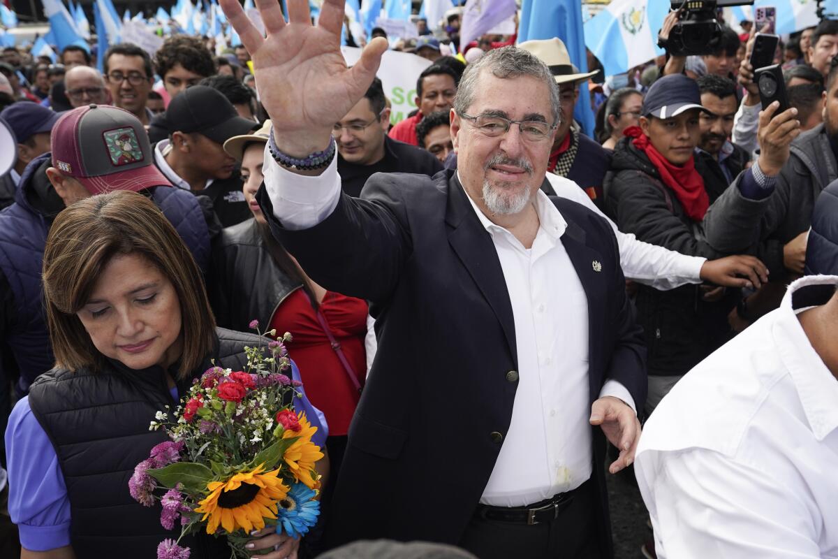 ARCHIVO - El presidente electo Bernardo Arévalo saluda a la cabeza de una marcha 