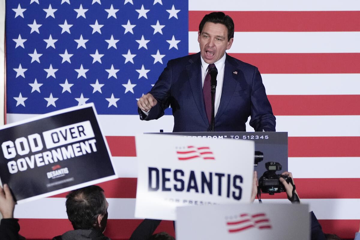 El entonces aspirante a la candidatura presidencial republicana Ron DeSantis en un evento en West Des Moines