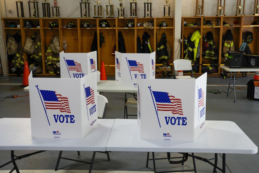 Urnas en un centro de votación, el martes 23 de abril de 2024, en Newtown, Pensilvania. (AP Foto/Matt Rourke)