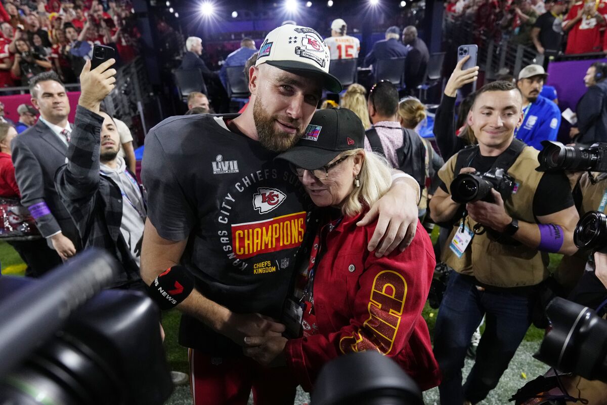 El tight end de los Chiefs de Kansas City Travis Kelce abraza a su madre Donna 