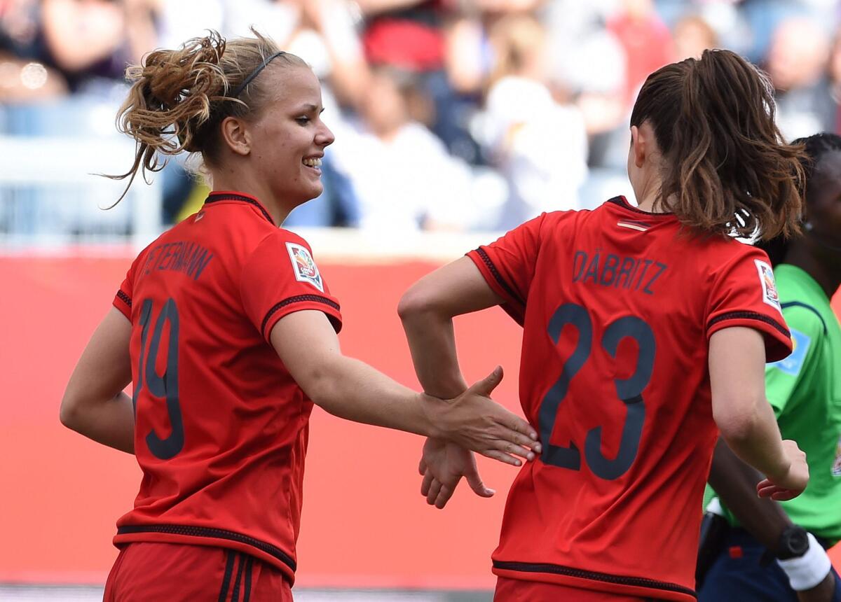 Lena Petermann (i) anotó en dos ocasiones para ayudar a su selección llegar a octavos de final en el Mundial Femenil.