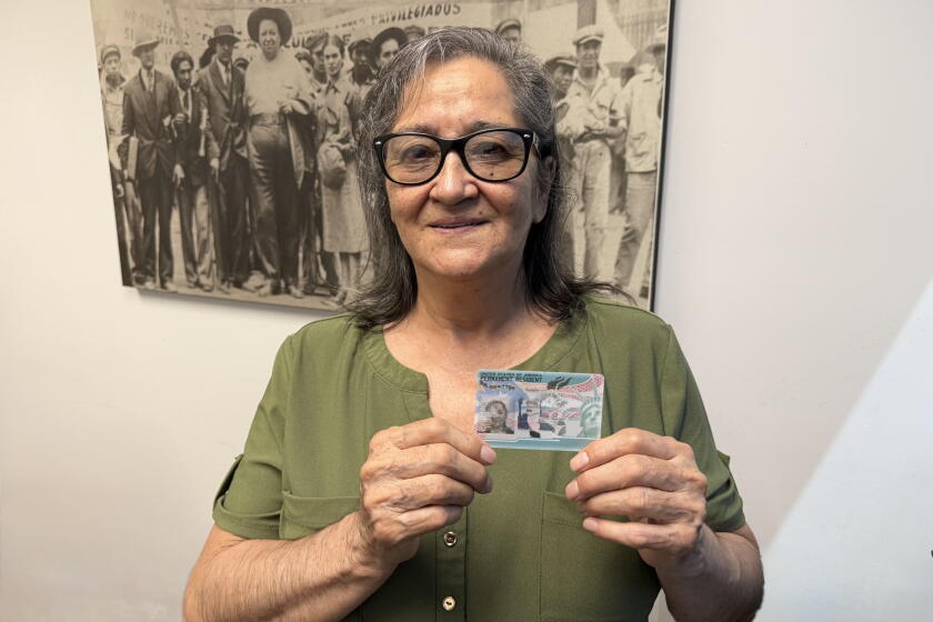 María de la Luz Ramírez muestra orgullosa su esperada tarjeta de residencia.