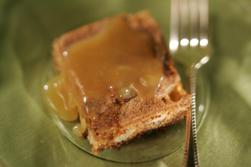 Recipe: Apple nut cake with caramel sauce