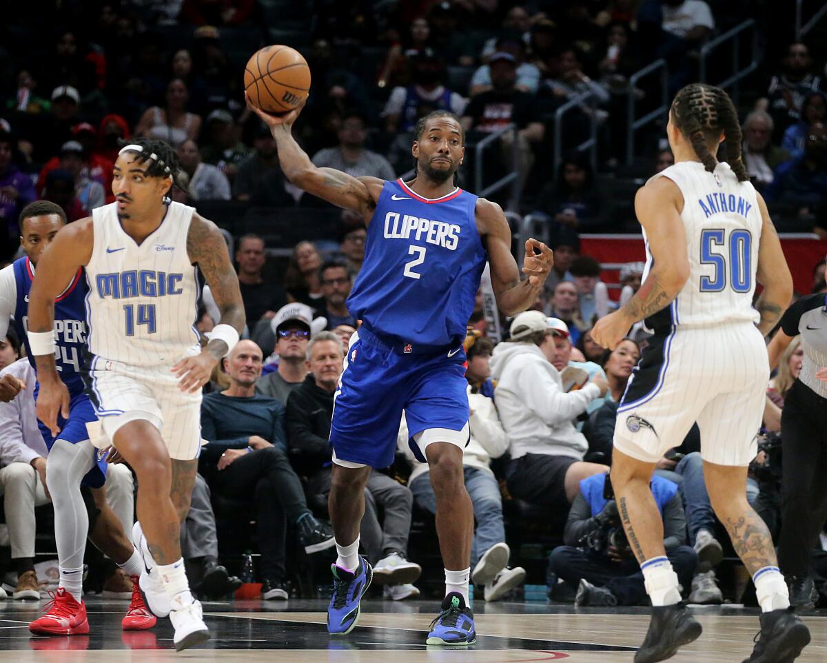 Kawhi Leonard throws a long pass downcourt against Orlando in the fourth quarter.