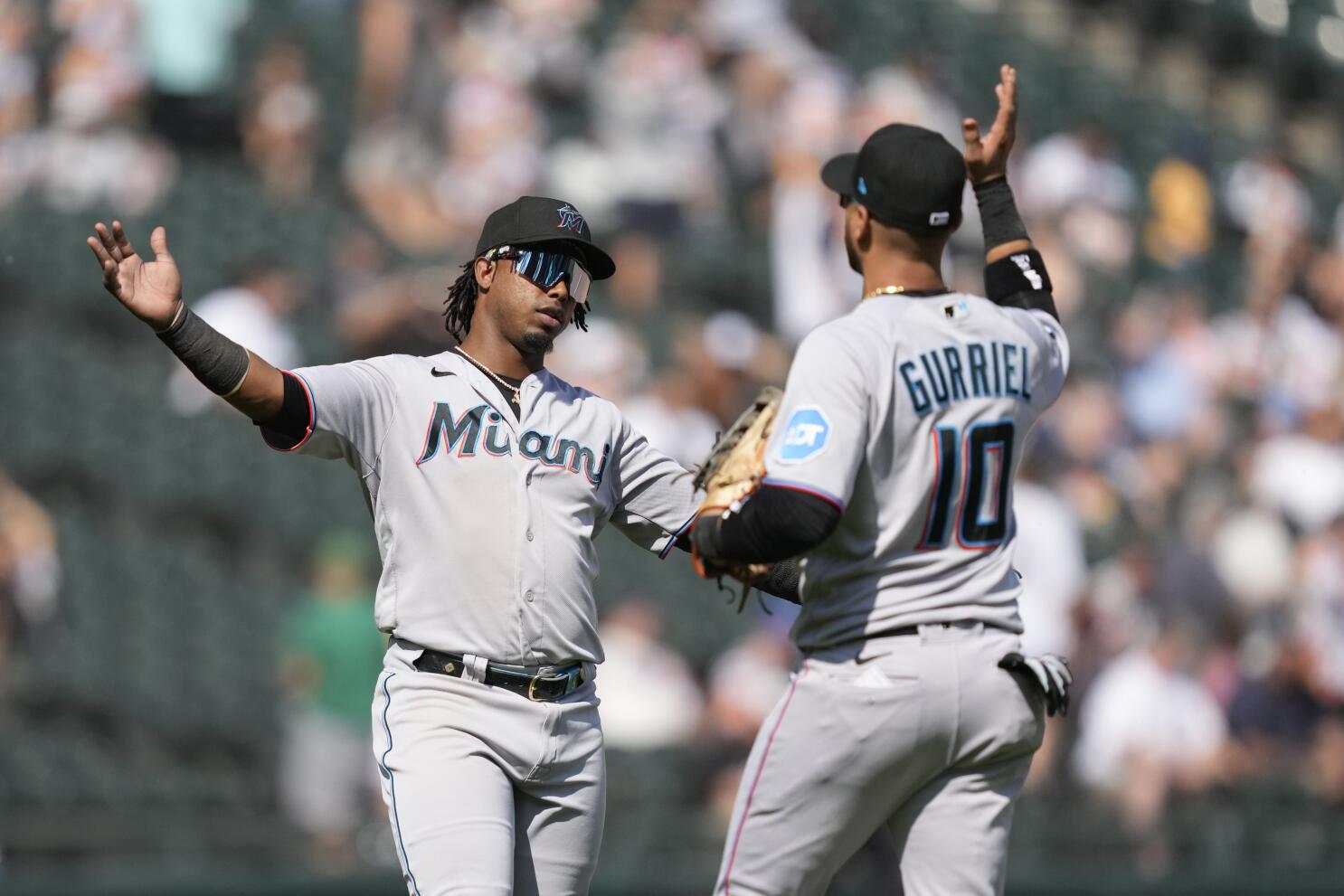 Marlins club three HRs to rally past Reds, 5-4