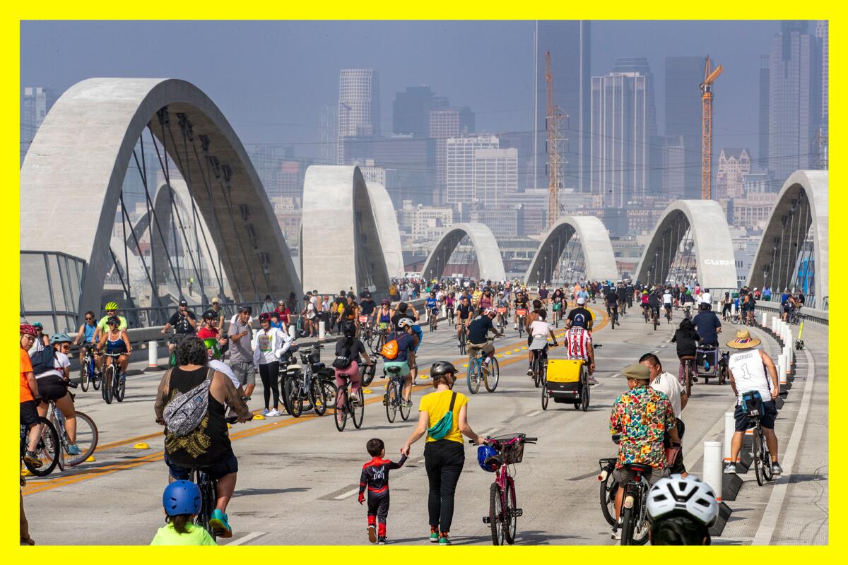 A crowd of people walking and on bikes on the 6th Street Viaduct