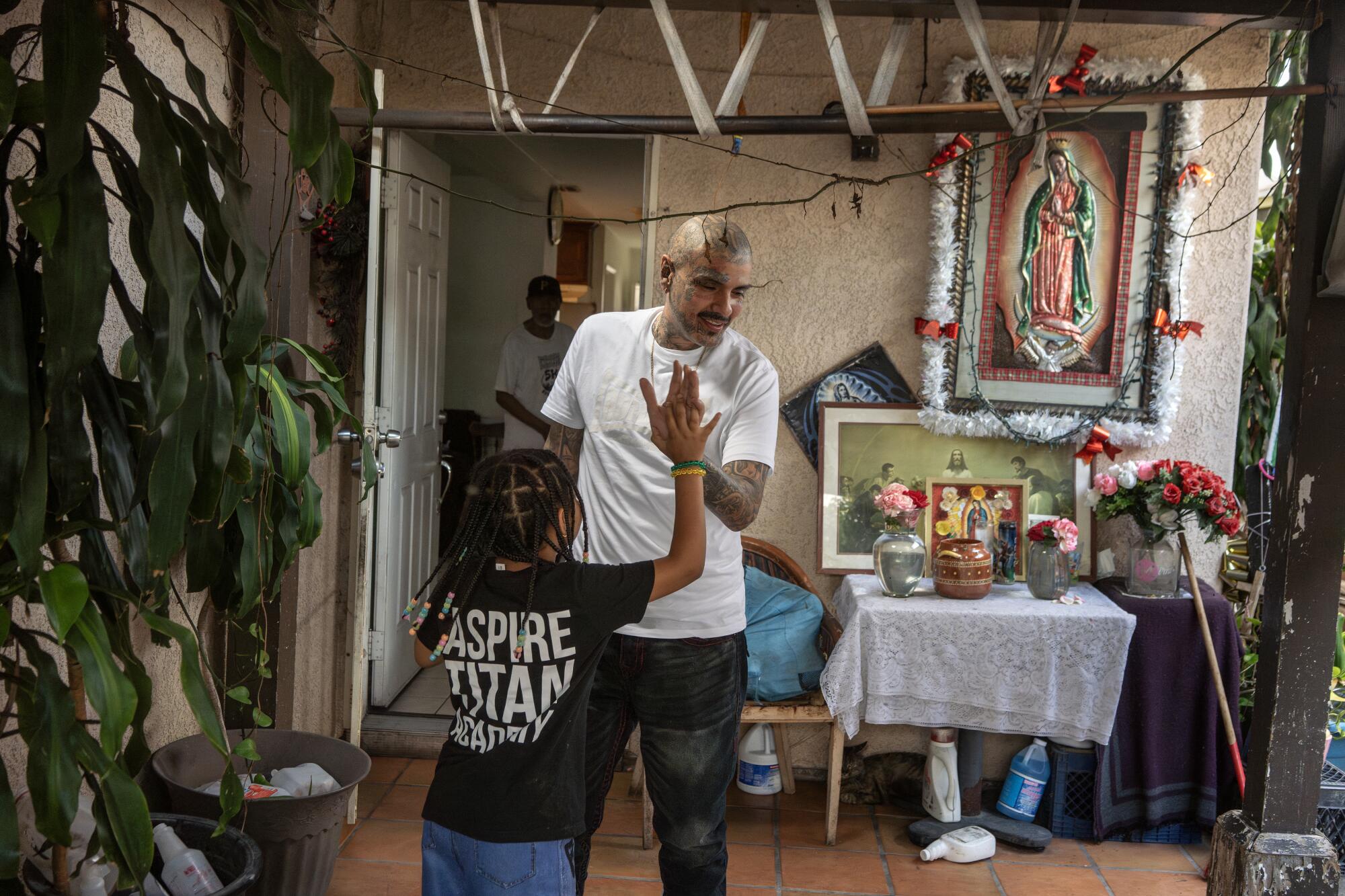La niña que cuelga con su padre en casa con una virgen, reembolsa el Guadaloupe
