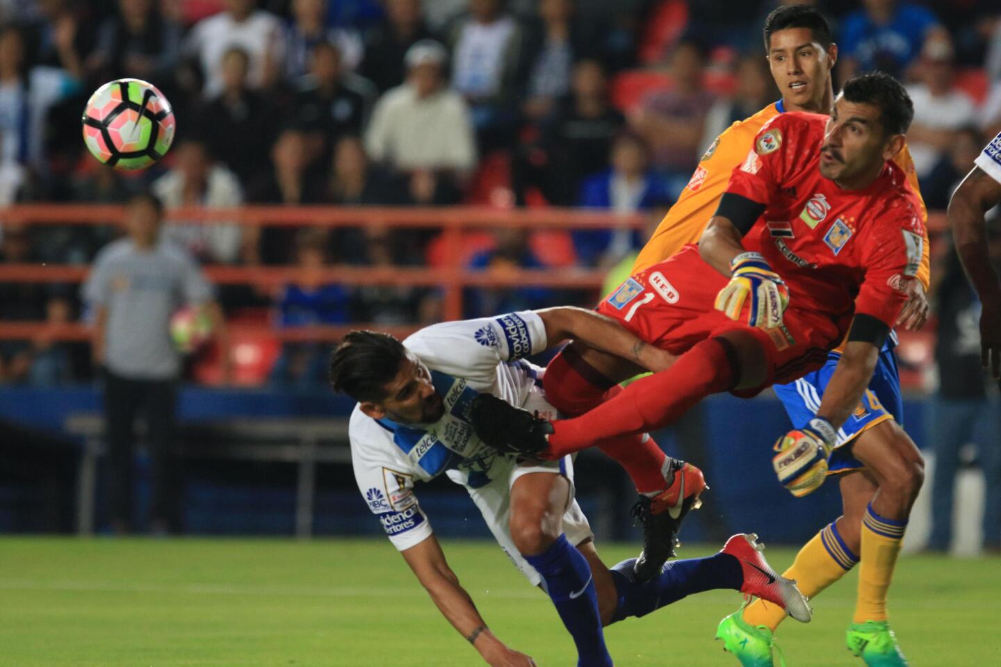 MEX109. PACHUCA (MÉXICO), 26/04/2017.- El jugador de Tigres Nahuel Guzmán (d) evita un gol ante Franco Jara (i), del Pachuca, hoy, miércoles 26 de abril de 2017, durante el segundo partido por la final de la Liga de Campeones de la Concacaf, en el estadio Hidalgo de Pachuca (México). EFE/David Martinez Pelcastre ** Usable by HOY and SD Only **