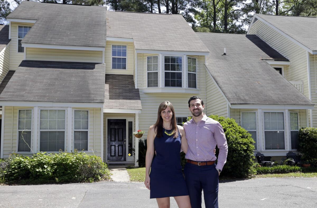 Joe Fabie y su esposa Christi posan el 19 de abril del 2016 frente a la casa que alquilan en Charleston, South Carolina. Los dos son abogados y tienen que pagar préstamos estudiantiles, por lo que les cuesta ahorrar dinero para comprar una vivienda.