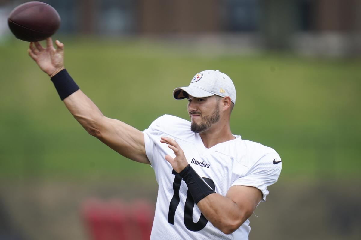 El quarterback de los Steelers de Pittsburgh, Mitch Trubisky, lanza un pase durante una práctica en Latrobe, Pensilvania, el jueves 11 de agosto de 2022. (AP Foto/Keith Srakocic)