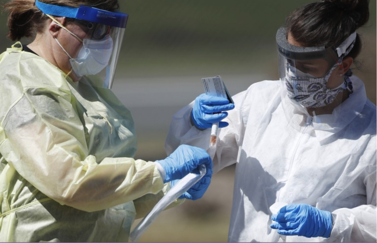Técnicos médicos realizando pruebas de detección del coronavirus, en Colorado. (ASSOCIATED PRESS)