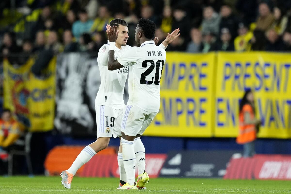 El brasileño Vinícius Júnior festeja con Dani Ceballos luego de anotar por el Real Madrid ante el Villarreal 