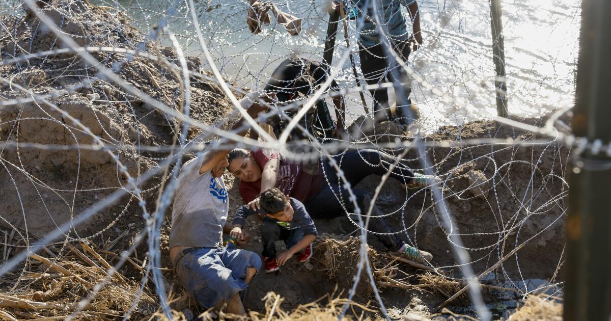 Thousands of asylum seekers cross from Mexico to Eagle Pass, Texas Thousands of asylum seekers cross from Mexico to Eagle Pass, Texas