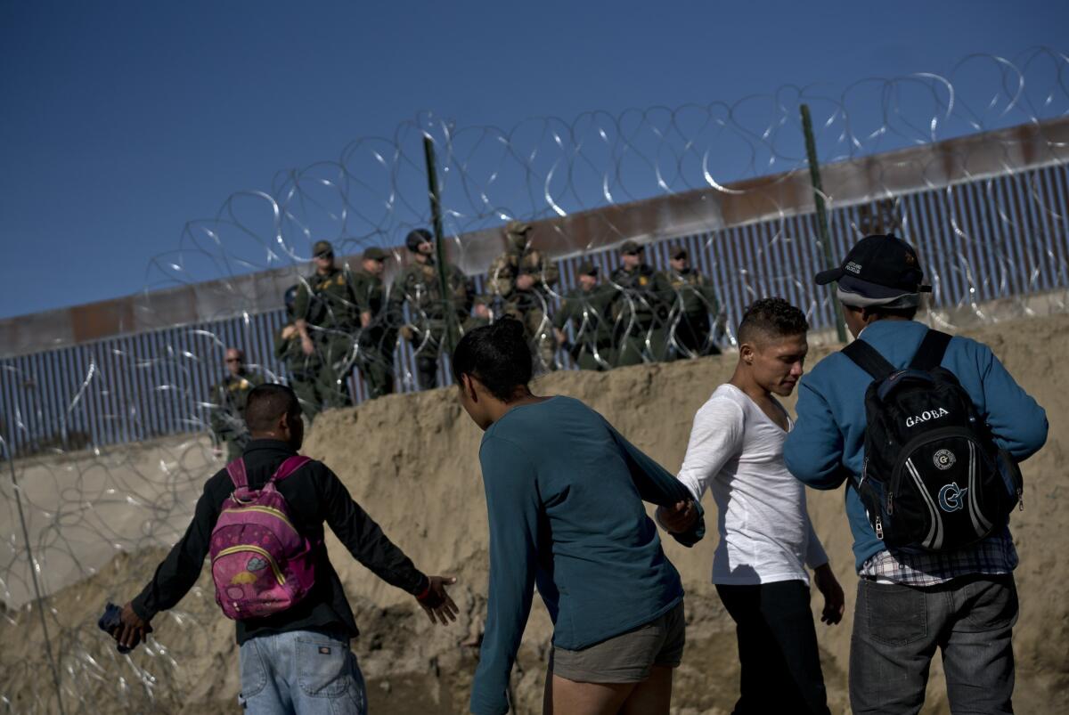 Hoy en día, nuestra frontera vive su momento más tenso en la historia reciente: y todo se debe a una crisis creada por la falta de liderazgo de Trump ante el desplazamiento forzado de centroamericanos y la obsesión del mandatario por construir un muro.