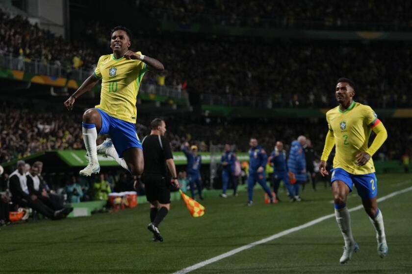 Rodrygo, de la selección de Brasil, festeja tras anotar el primer tanto ante Ecuador en un partido de la eliminatoria mundialist,a el viernes 6 de septiembre de 2024, en Curitiba (AP Foto/Silvia Izquierdo)