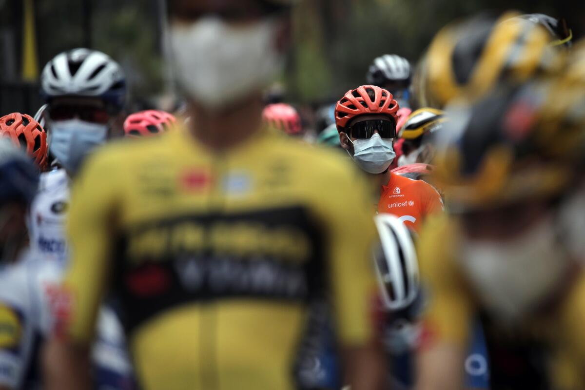 Ciclistas portan mascarillas previo al arranque de la primera etapa del Tour de Francia.