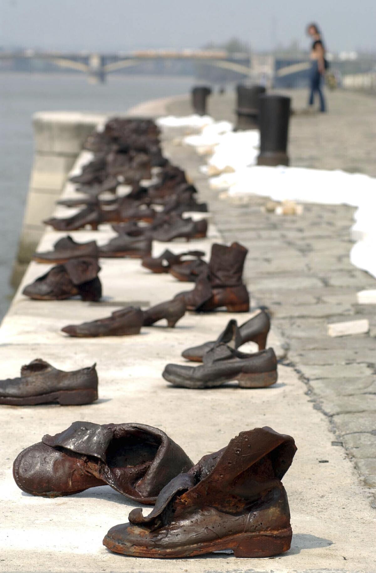 60 zapatos de bronce en memoria de los judíos que fueron baleados en el río Danubio