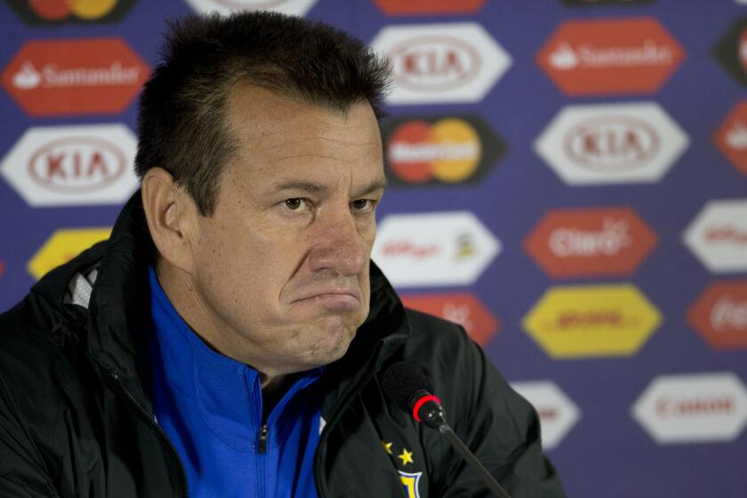 El técnico de Brasil, Dunga, gesticula en una conferencia de prensa.