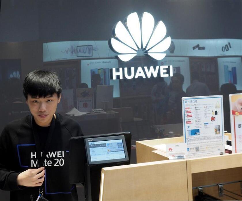 Un trabajador recibe a los clientes de una tienda de la compañía tecnológica china Huawei en Taipei (Taiwan), este viernes. EFE